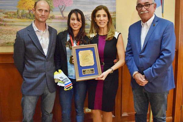 La Dra Claudia de Zamora recibioacute a Natalia Vera 