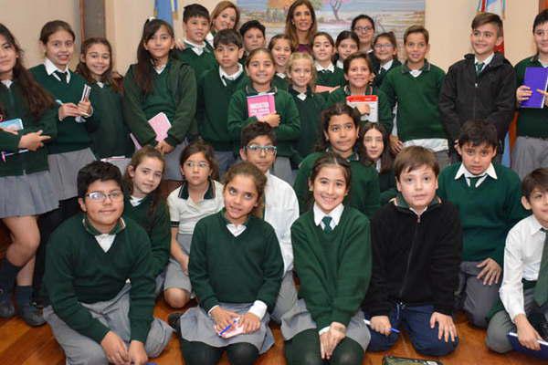Alumnos del colegio Hermas de Bruijn visitaron a la gobernadora