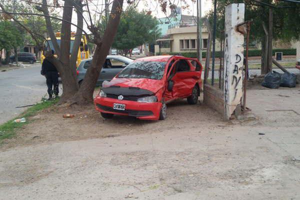 Choque entre autos terminoacute con conductor fracturado
