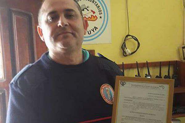 Distinguen a un bombero que participaraacute de un curso en Italia