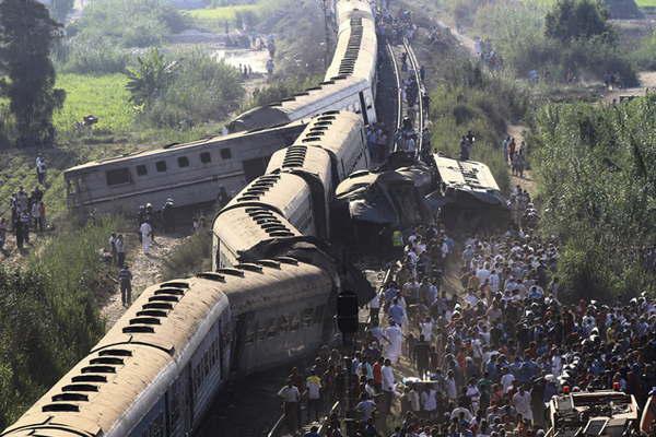 Un choque de trenes provocoacute al menos 37 muertos en Egipto 