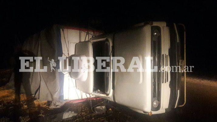 Un camioacuten volcoacute en la ruta 21 y su chofer resultoacute ileso