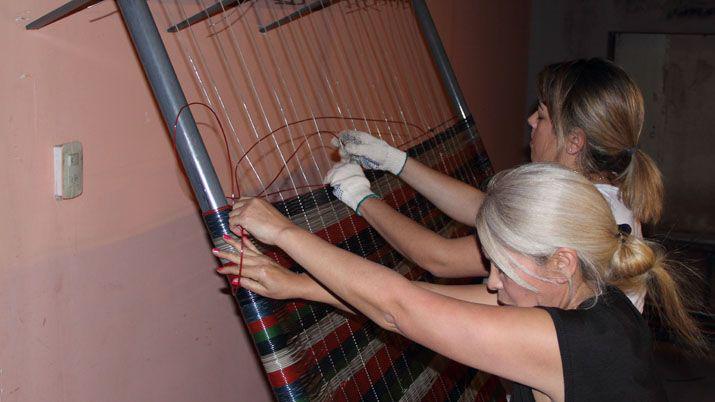 Empleados municipales aprenden la técnica de tejido de media sombra