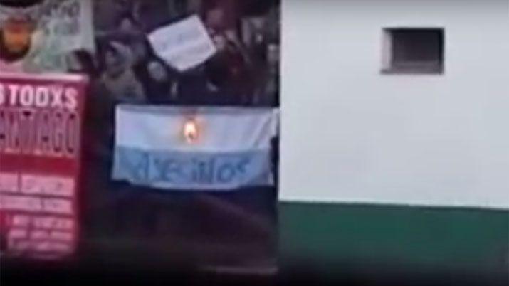 Un grupo pro mapuches le prendioacute fuego a la bandera argentina