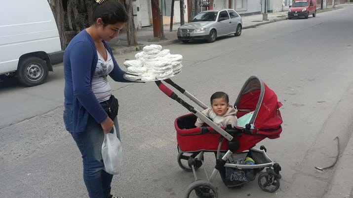 Vende rosquetes con su bebeacute y es furor en Facebook