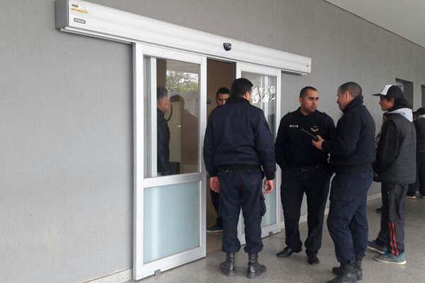 Desconocioacute a compantildeero de copas y le abrioacute la cara con el vidrio de una botella