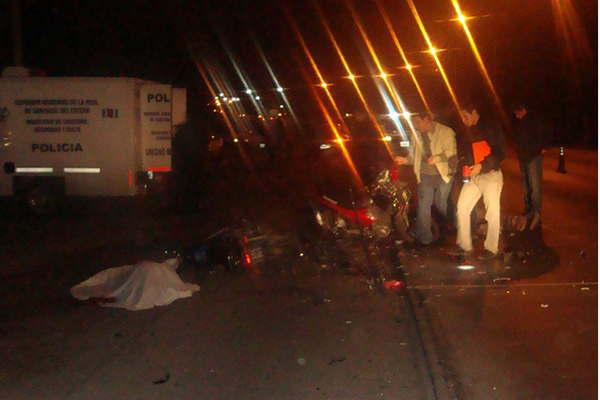 Se cruzoacute de carril con su auto arrolloacute de frente a dos motocicletas y matoacute a sus joacutevenes conductores