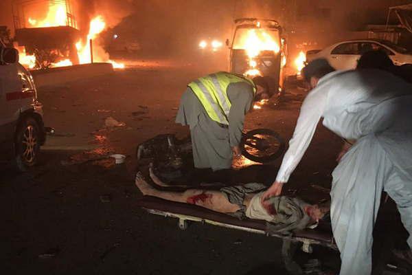 Un ataque dejoacute al menos 15 fallecidos en Pakistaacuten