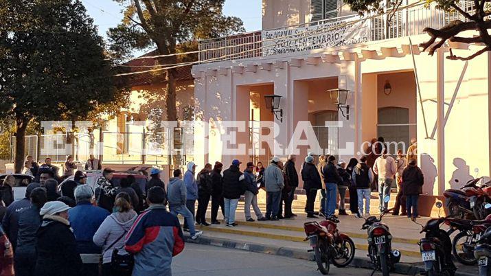 Entre un 30 y 35-en-porciento- fue el porcentaje de  votantes hasta el mediodiacutea en Friacuteas