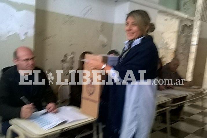La precandidata a diputada nacional por Cambiemos Natalia Neme al emitir su voto
