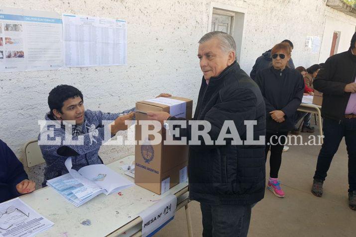 El intendente Hugo Orlando Infante votó en la Escuela Nuestra Señora de Loreto