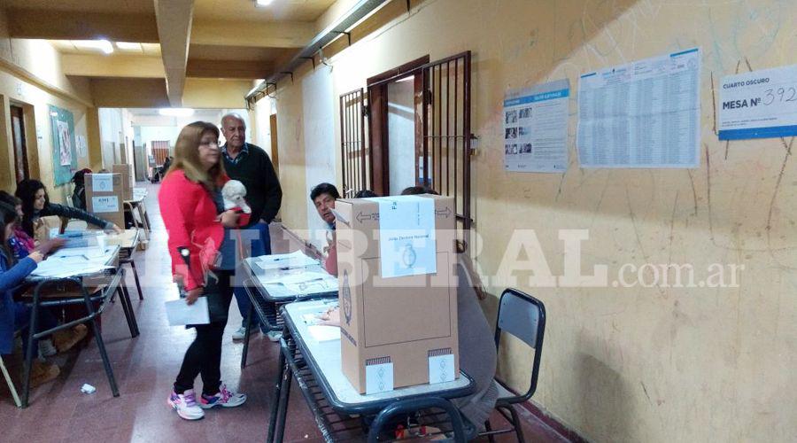 La luna y un caniche presentes en la jornada electoral