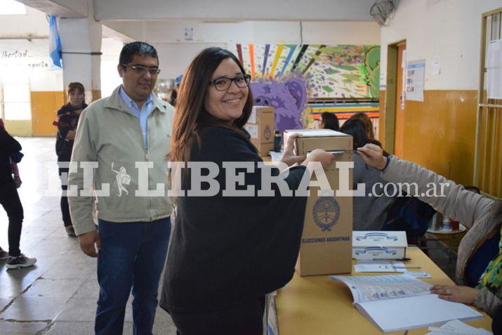 Paola Griggio al momento de votar en la Escuela de Comercio