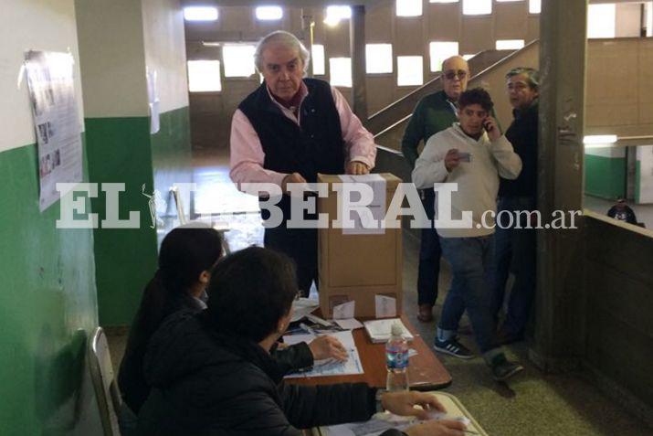 El principal referente por el partido Cruzada Santiagueña emitió su voto en la escuela Dr Benjamín Zorrilla
