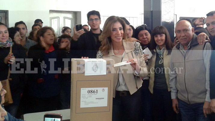 La Gobernadora Claudia Zamora emitioacute su voto