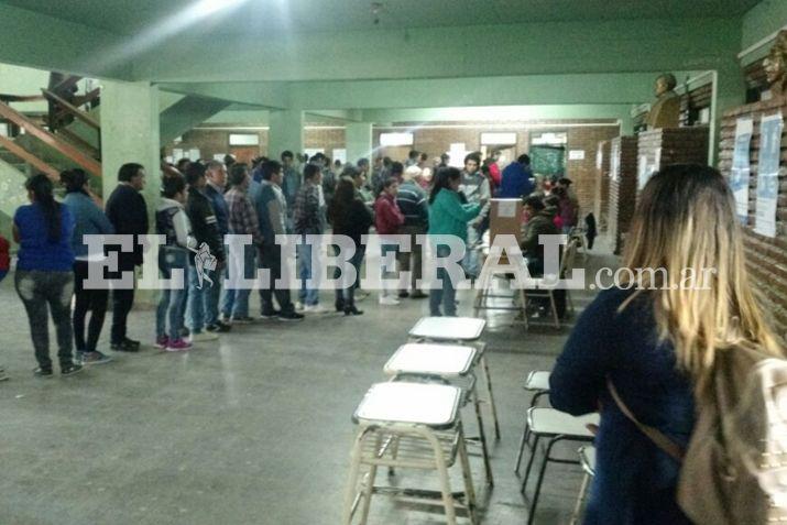Numerosos vecinos de Loreto concurrieron a los centros de votación hasta horas del mediodía
