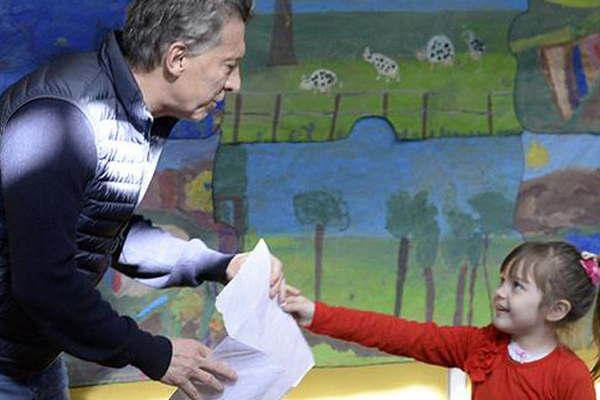Macri recibioacute un regalo particular y Cristina no votoacute y se quedoacute con su nieto