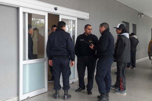 Perdioacute el control de su automoacutevil y se estrelloacute contra un poste de luz