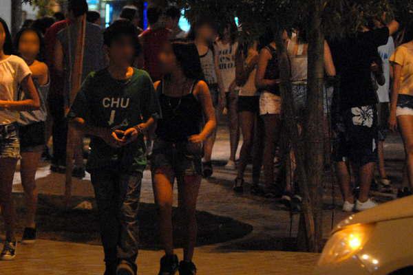 Preocupacioacuten por el descontrol de los adolescentes en  la plaza Libertad