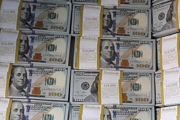 Tras el desplome del lunes el dólar opera estable a  1749