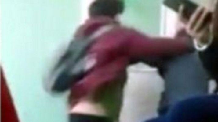 Video Brutal trompada de un joven a un alumno durante una discusioacuten poliacutetica