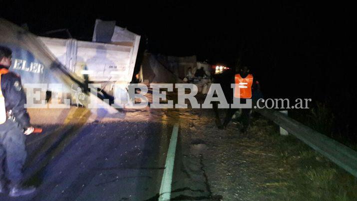 Camioacuten cargado con maiacutez se quedoacute sin frenos y terminoacute volcando