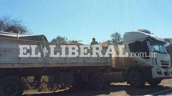 Camioacuten cargado con maiacutez se quedoacute sin frenos y terminoacute volcando