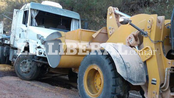 Camioacuten cargado con maiacutez se quedoacute sin frenos y terminoacute volcando