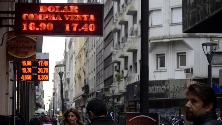 El doacutelar volvioacute a bajar- el mayorista tocoacute los 17 pesos