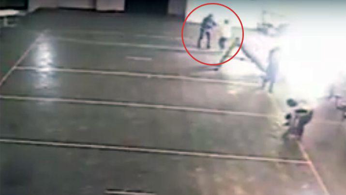 VIDEO Visitoacute a su mujer en la caacutercel y le dioacute una golpiza