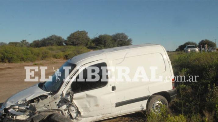 Cinco hombres resultaron heridos en el vuelco de una camioneta