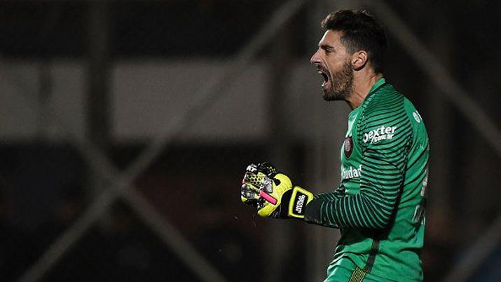 San Lorenzo sufrioacute pero pasoacute de ronda por penales