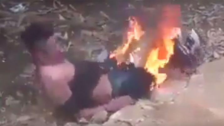 VIDEO  Capturaron a un violador y le prendieron fuego los genitales