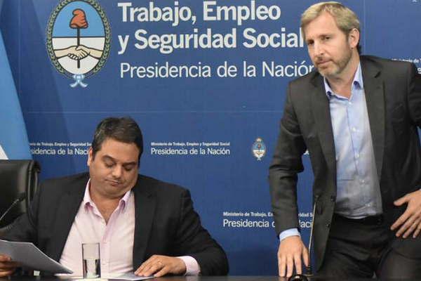 Triaca aseguroacute que no habraacute ninguna reforma laboral