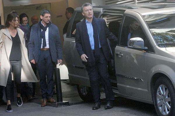 Operan al presidente Macri por una afeccioacuten en su rodilla derecha