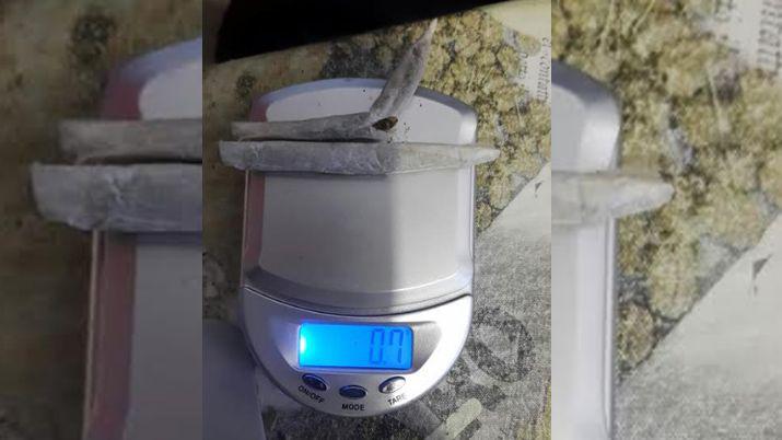 Intentoacute pasar porros a un preso dentro del papel higieacutenico