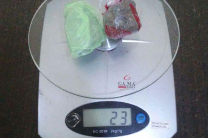 Arrojoacute envoltorios de droga y se dio a la fuga