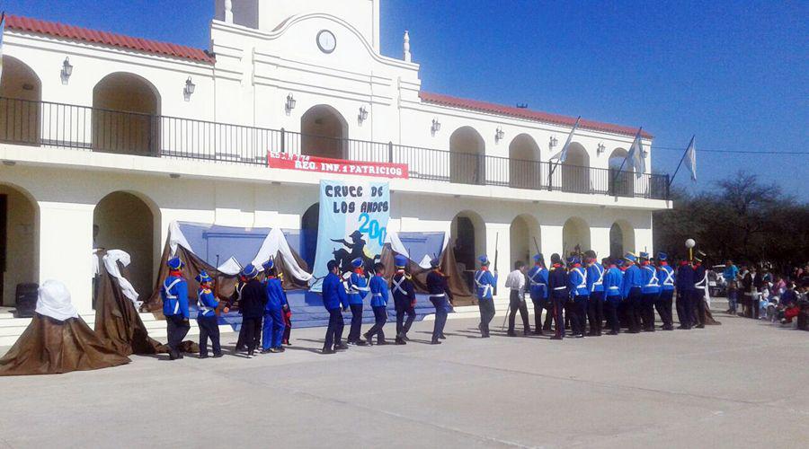 Representaron el cruce de los Andes frente al Cabildo Antildeatuyense