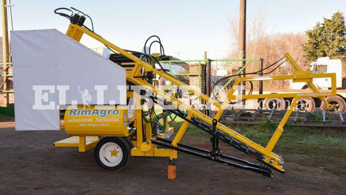 La maacutequina de cosechar zanahorias inventada por un santiaguentildeo fue exportada a Meacutexico