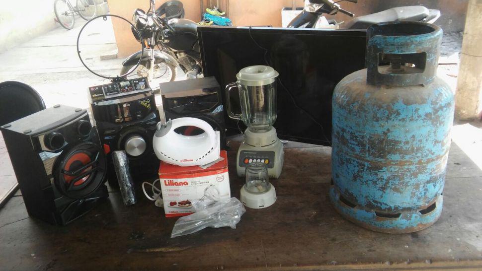 Dijo que le pagaron por un trabajo pero los objetos eran robados