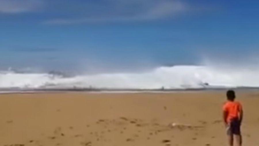 Video- Olas gigante azotan a una playa