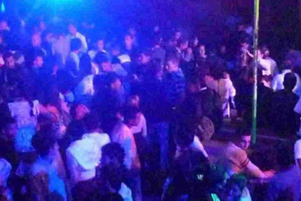 Poleacutemica por particular invitacioacuten a una fiesta en un local de Antildeatuya