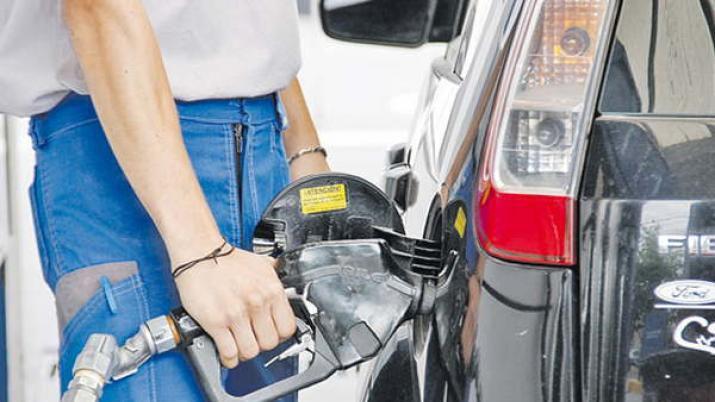El gobierno confirmoacute que se liberaraacute el precio del combustible en 2018