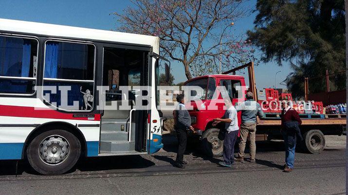 Fuerte choque entre un colectivo y un camioacuten