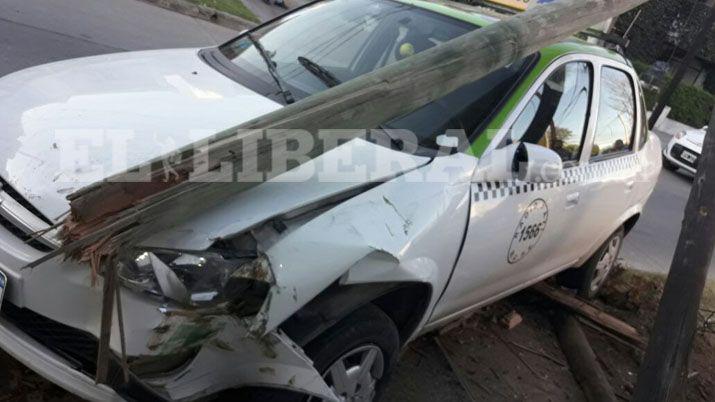 Perdió el control de su remis y chocó un poste