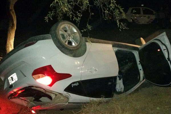 Un herido y un auto tumbado en acequia saldo de un vuelco