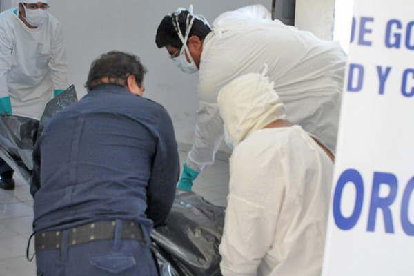 Hallan a hombre muerto y junto a eacutel un frasco que podriacutea contener veneno