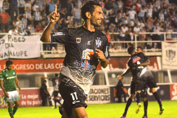 Central Coacuterdoba retuvo  a su goleador y figura