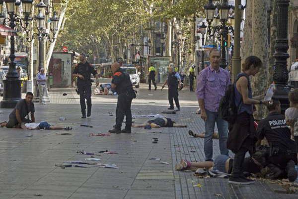 Un ataque terrorista del Isis en Barcelona provocoacute 13 muertos