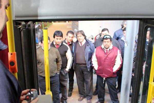 Capacitaron a choferes de colectivo  en uso de rampas para discapacitados 